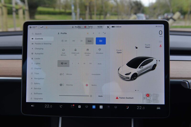 TESLA MODEL 3