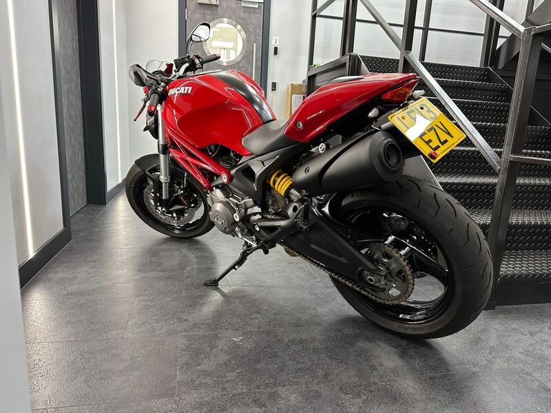 DUCATI MONSTER 696