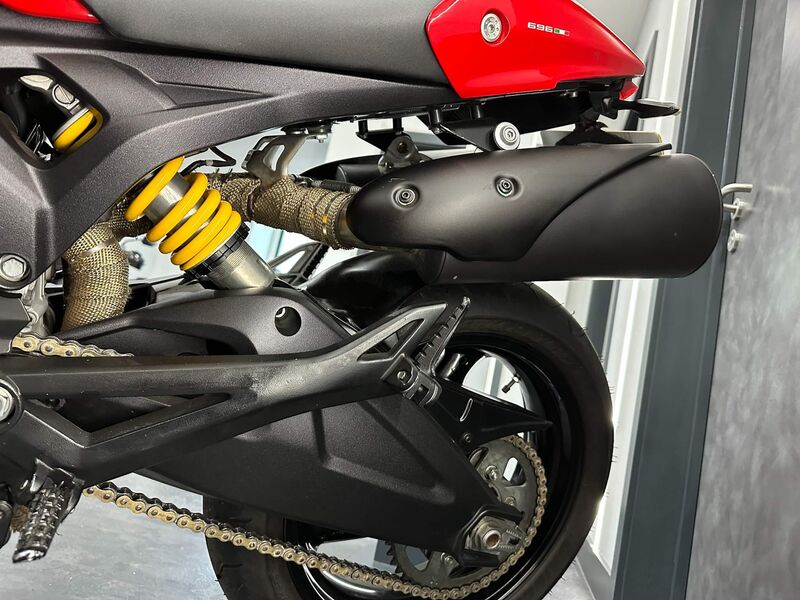 DUCATI MONSTER 696