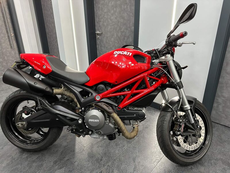 DUCATI MONSTER 696