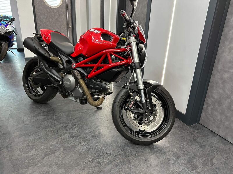 DUCATI MONSTER 696