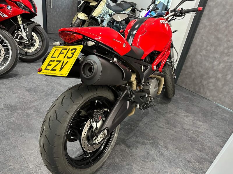 DUCATI MONSTER 696