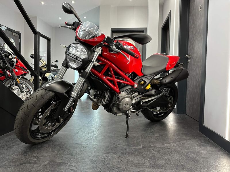 DUCATI MONSTER 696